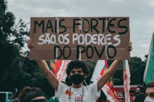 Fintech e o Poder dos Dados: Como Plataformas de Desenvolvimento Preveem PIB e Desigualdade no Brasil